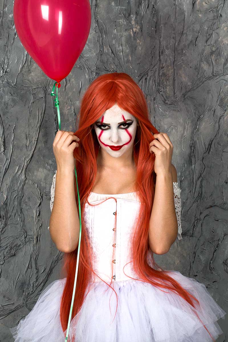 Девушки тоже могут перевоплотиться в зловещего клоуна-маньяка. Источник: se1982 / Shutterstock / FOTODOM