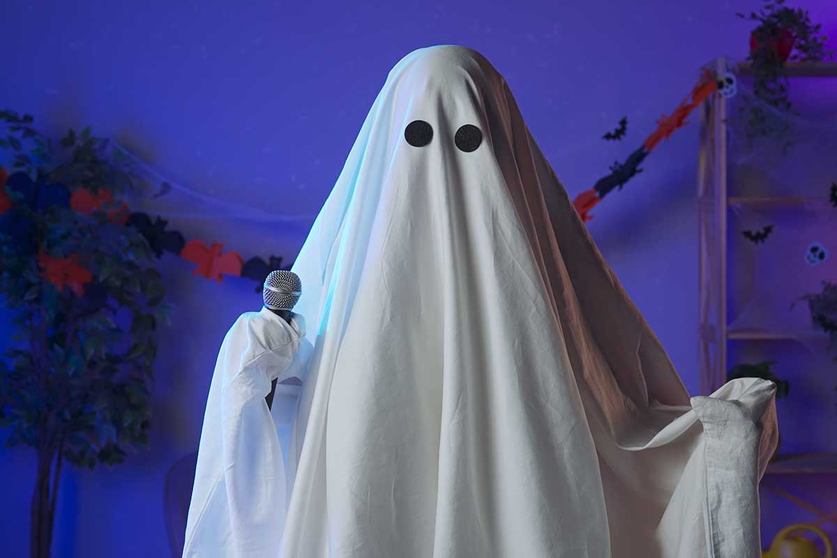 Нравится греметь кандалами и зловеще подвывать в ночи? Выбирайте костюм привидения. Источник: KinoMasterskaya / Shutterstock / FOTODOM