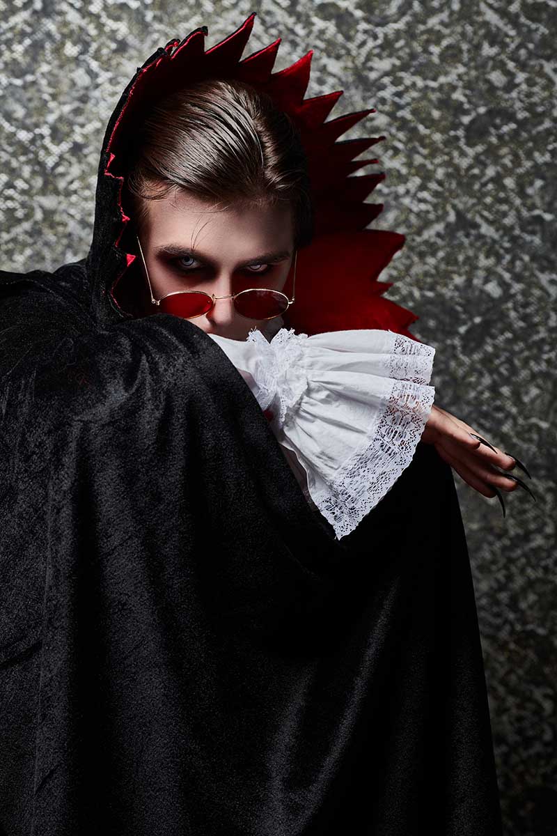 Чтобы стать кровопийцей, сегодня не обязательно вдохновляться графом Дракулой, хотя он по-прежнему популярен. Источник: Kiselev Andrey Valerevich / Shutterstock / FOTODOM