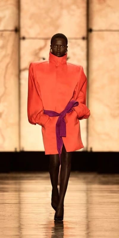 YSL обыгрывает силуэты в духе 1980-х. Источник: ysl.com 