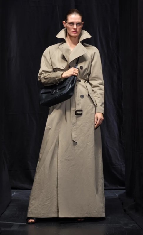Удлиненный классический тренч от Balenciaga. Источник: balenciaga.com 