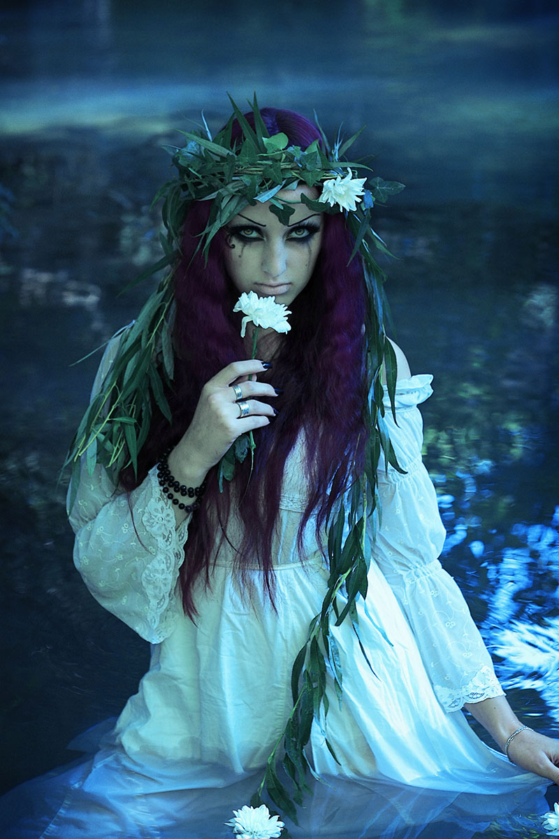 Яркий, но темный макияж и бледная кожа дополнят образ мавки. Источник: Selenit / Shutterstock / FOTODOM