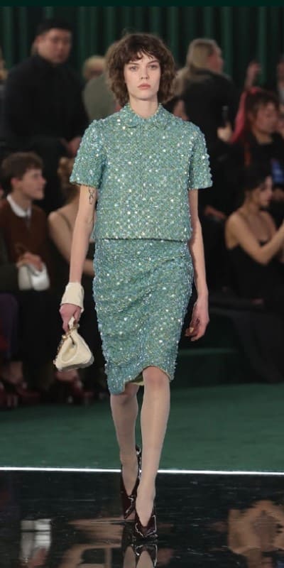 Ностальгический костюм с пайетками от «Гуччи». Источник: gucci.com  