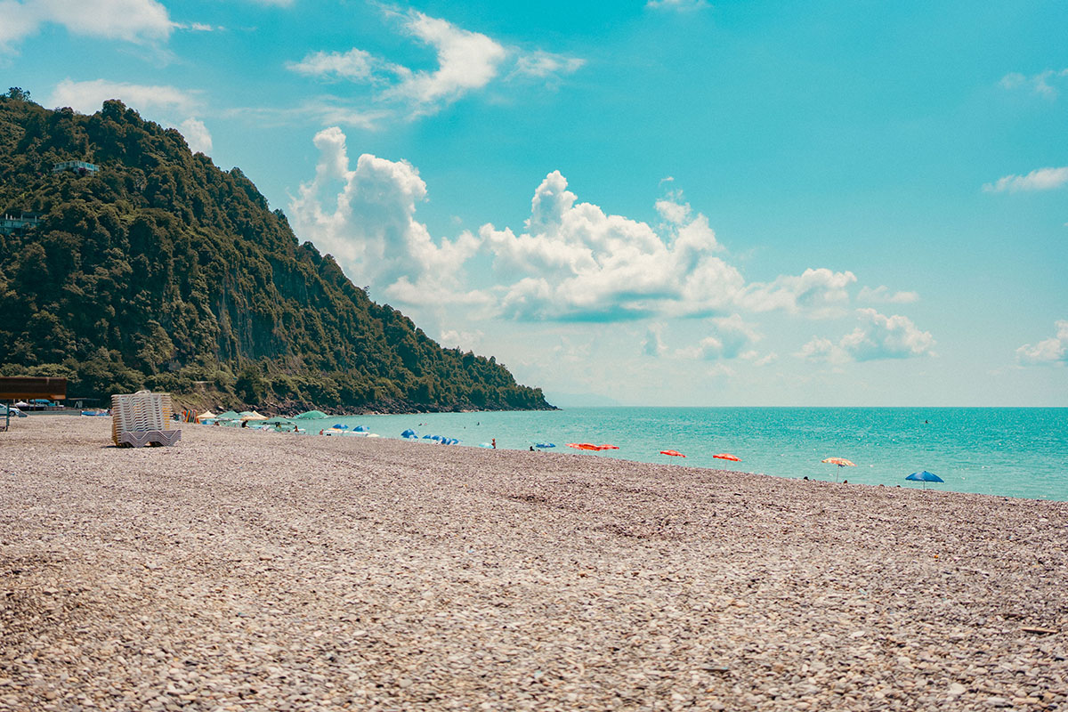 Галечный пляж в Гонио. Источник: Rebenkov_Aleksey / Shutterstock / FOTODOM 
