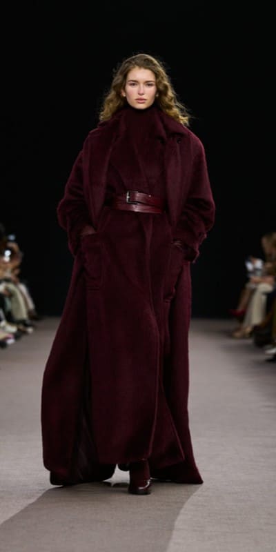 Ремень в 2025 году носят с платьями, пальто и шубами. Источник: us.maxmara.com