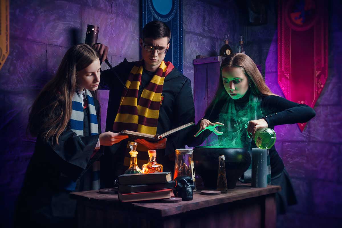 Мантия и волшебная палочка — и вот вы уже готовы творить магию. Источник: Rotozey / Shutterstock / FOTODOM