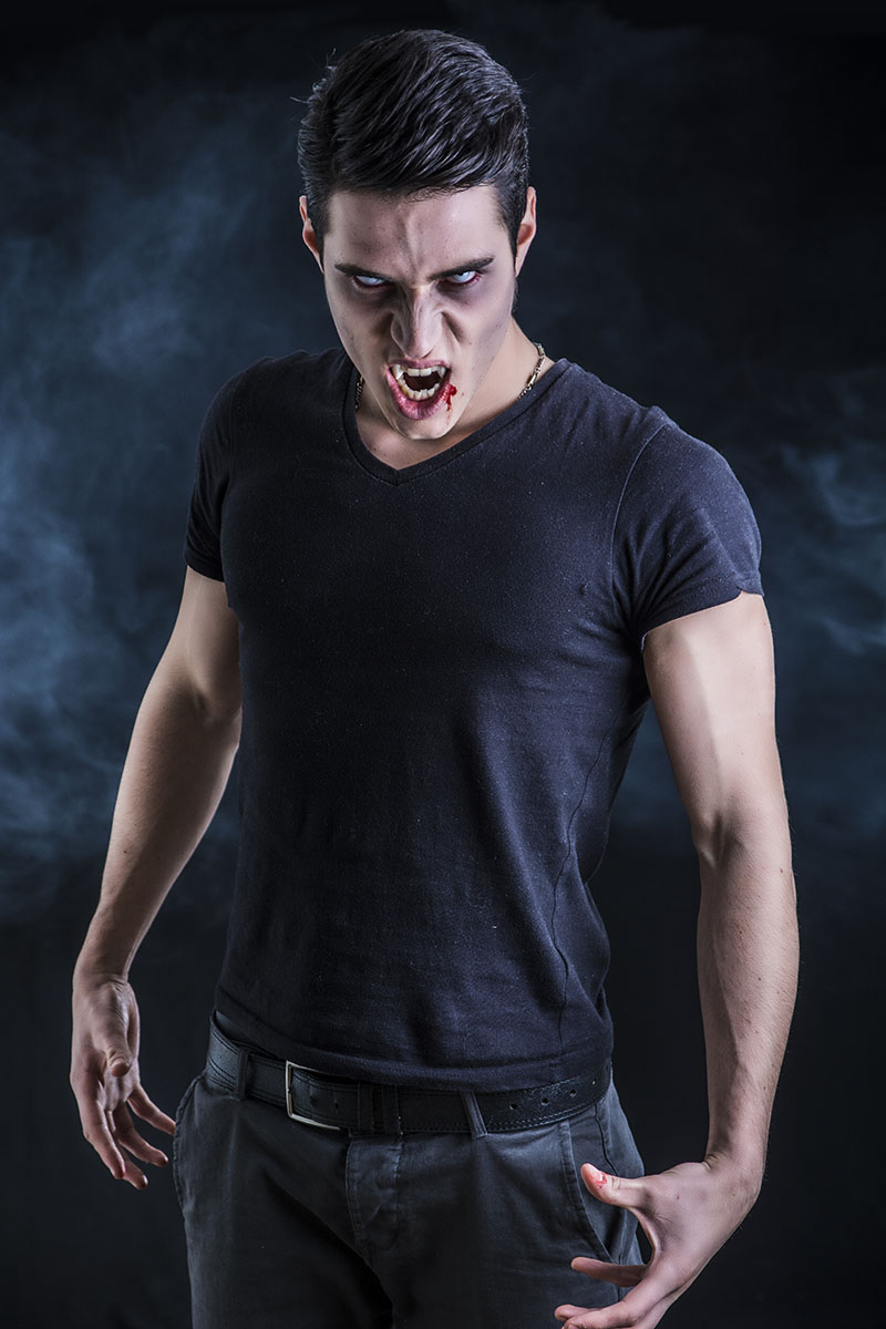 Вампиры могут выглядеть современно. Источник: ArtOfPhotos / Shutterstock / FOTODOM