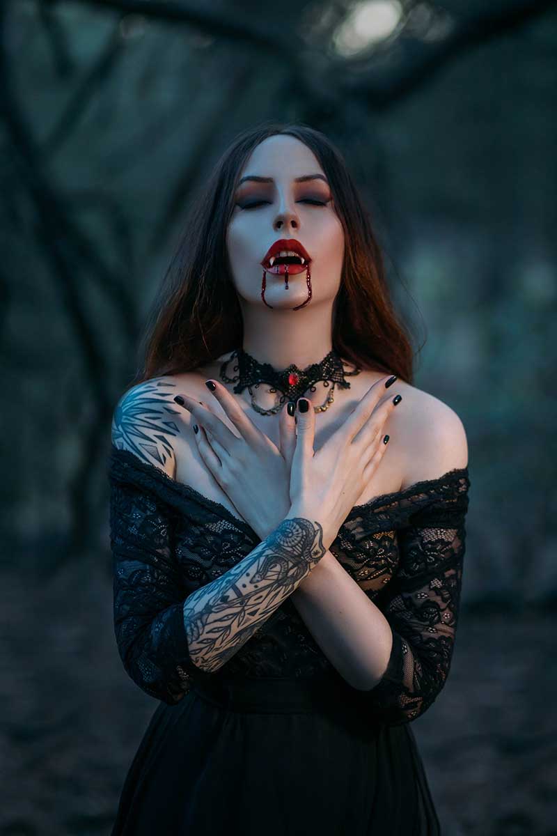 Чтобы стать кровопийцей, сегодня не обязательно вдохновляться графом Дракулой, хотя он по-прежнему популярен. Источник: Ironika / Shutterstock / FOTODOM