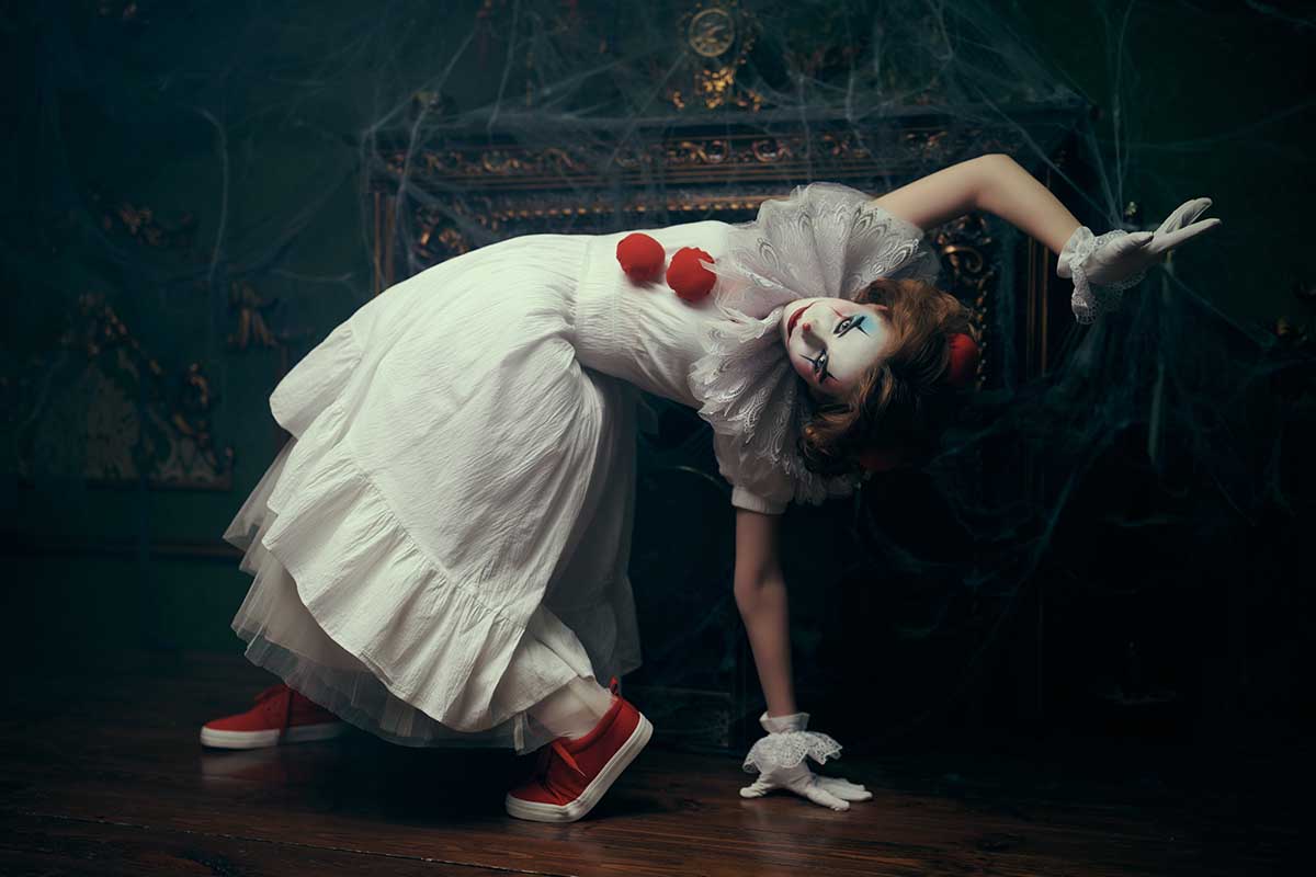 Девушки тоже могут перевоплотиться в зловещего клоуна-маньяка. Источник: Kiselev Andrey Valerevich / Shutterstock / FOTODOM