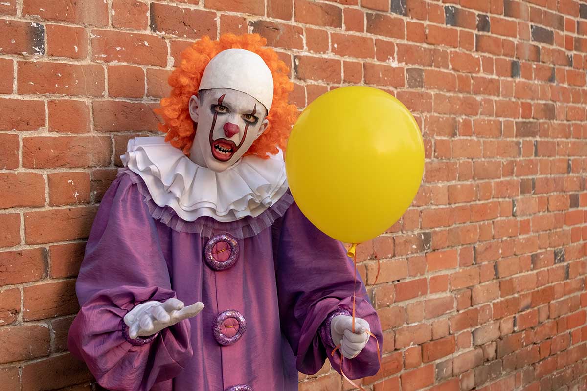 Красные надувные шарики — визитка Пеннивайза, но можно использовать и другие цвета. Источник: ROMSVETNIK / Shutterstock / FOTODOM