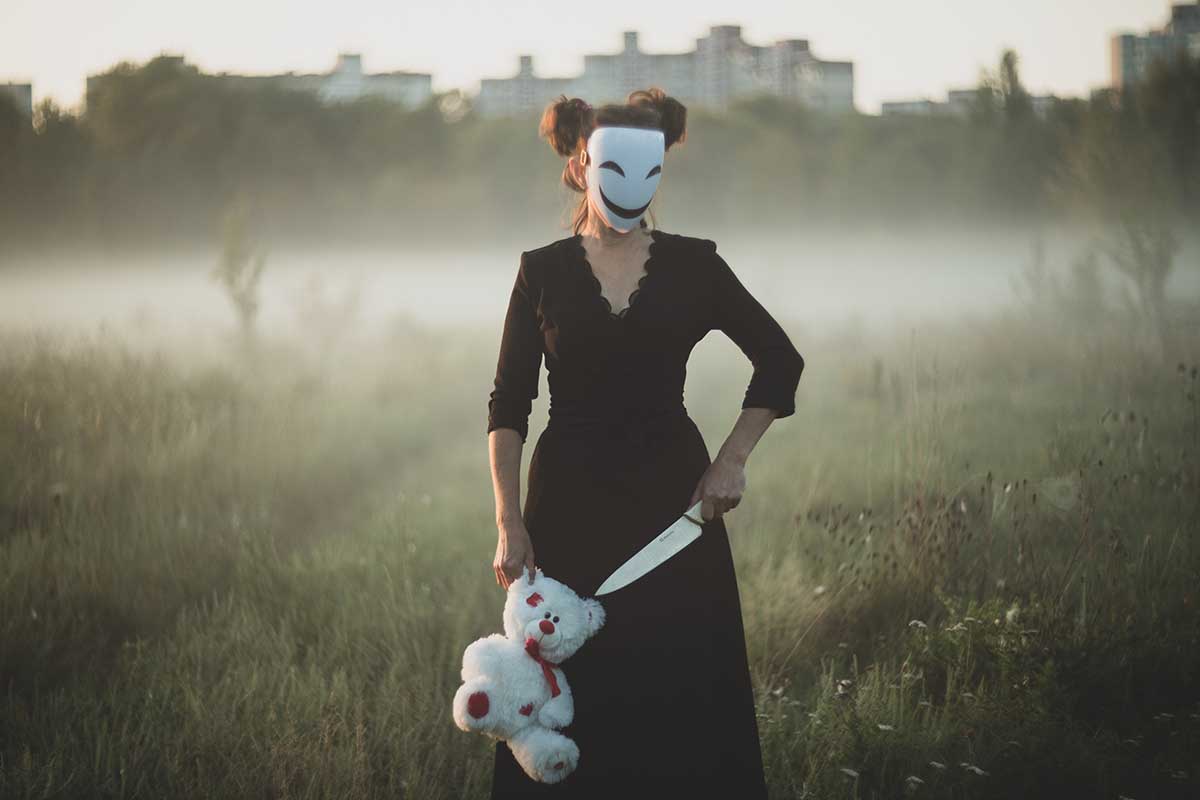 В канун Дня Всех Святых стоит быть настороже, когда собираешься завернуть за темный угол. Не исключено, что там поджидает очередную жертву парень или девушка в маске с острым ножом. Источник: Oleksii Konchenko / Shutterstock / FOTODOM