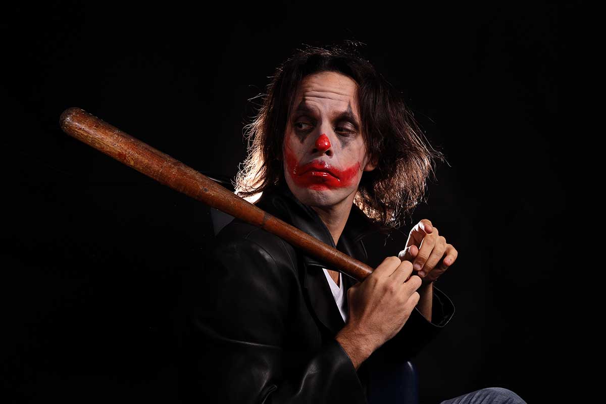 При желании можно сделать образ Джокера менее ярким и более брутальным. Источник: joaobento / Shutterstock / FOTODOM