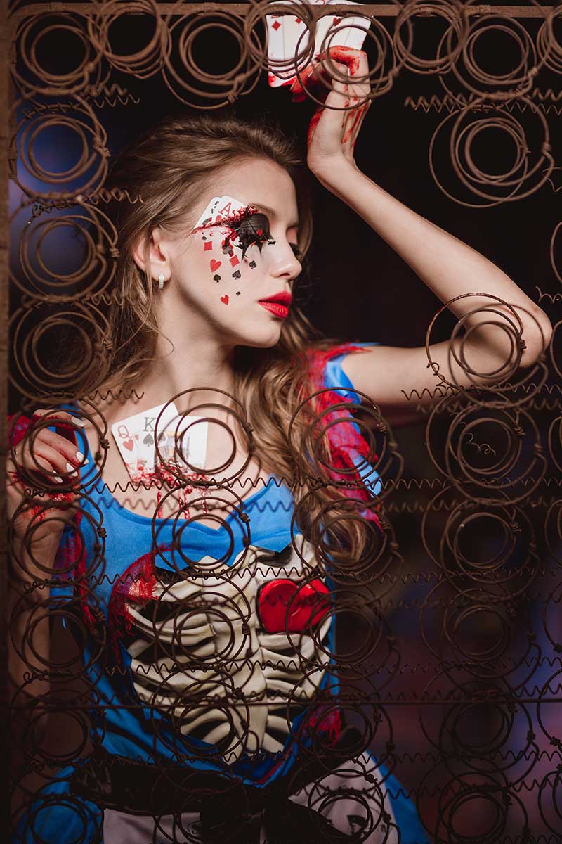 Какой только не изображали героиню Льюиса Кэрролла за более чем 150 лет с момента издания книги. И вы тоже на Хеллоуин можете воплотить этот образ по-своему. Источник: studio2sim / Shutterstock / FOTODOM