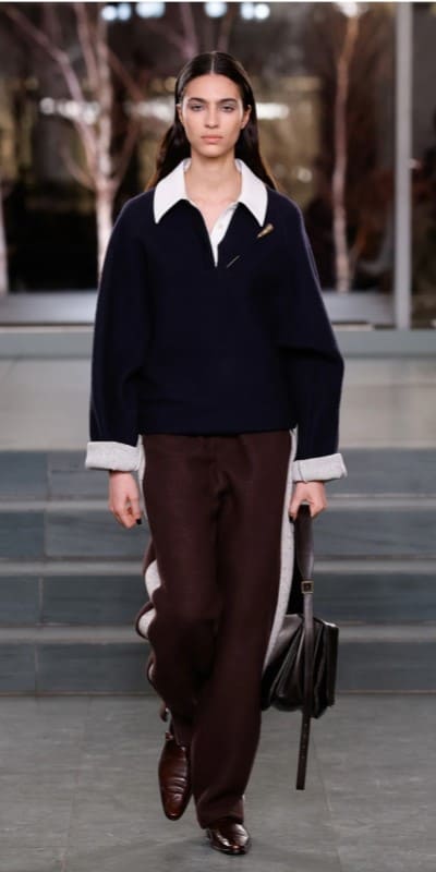 Комфортные коричневые лоферы. Источник: toryburch.com