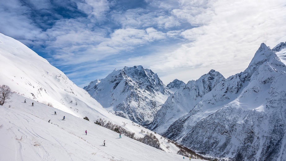 Горнолыжный курорт Домбай. Источник: cbr.ru