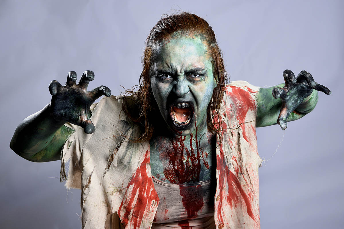 Зомби в рваной одежде и с гримом «разлагающейся кожи» — идеален для фотосессии. Источник: faestock / Shutterstock / FOTODOM