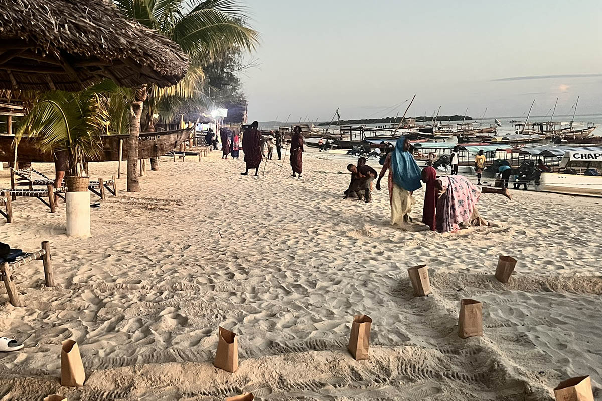 Колоритный пляж, где всегда кипит жизнь. Источник: личный архив Марии Аккужиной