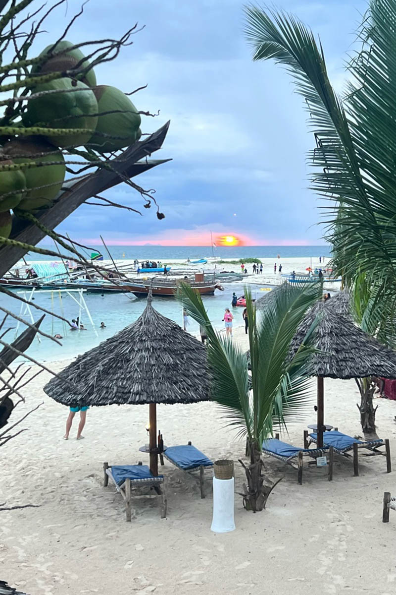 Романтичные закаты из нашего отеля Sansi Kendwa Beach Resort, север острова. Источник: личный архив Марии Аккужиной