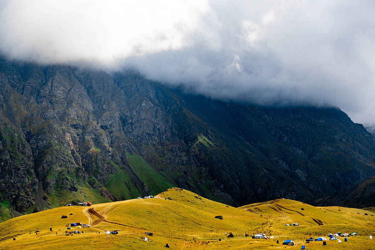 Туристический лагерь в долине Джилы-Су. Источник: AleksNT / Shutterstock / FOTODOM