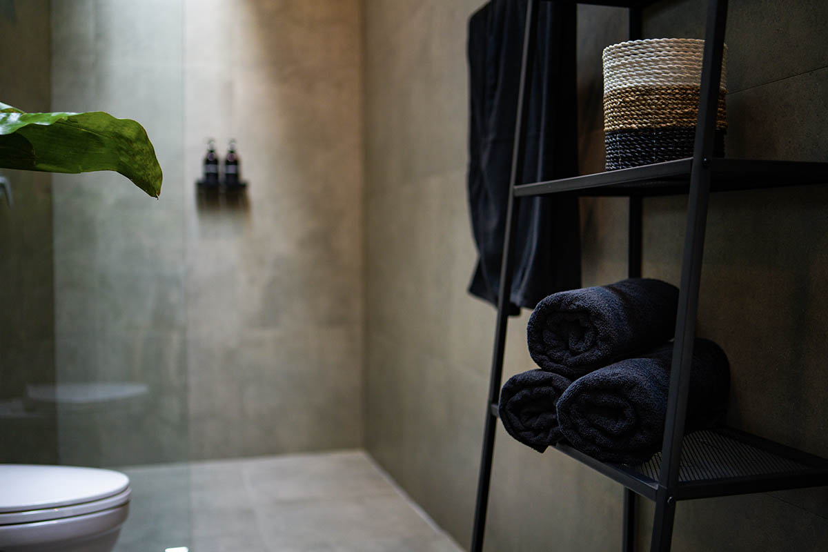 Сложите полотенца стопкой или сверните роликом. Источник: Romanda Romanda / Shutterstock / FOTODOM 