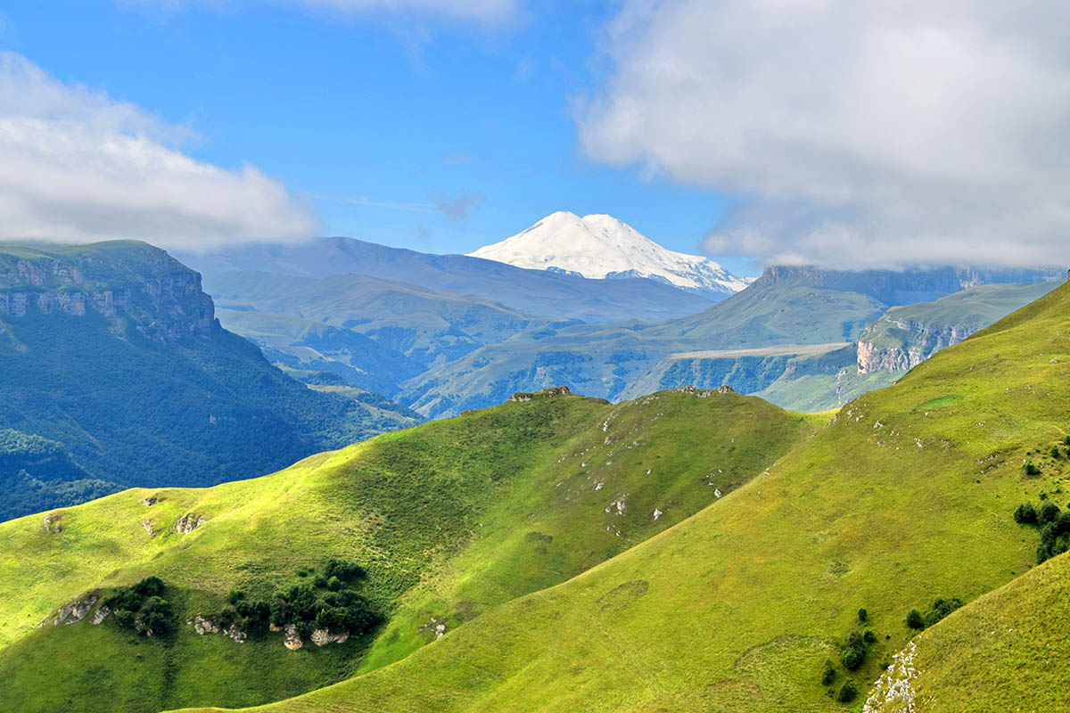Вид на Кавказский хребет из Кабардино-Балкарии. Источник: Jelenka180885 / Shutterstock / FOTODOM