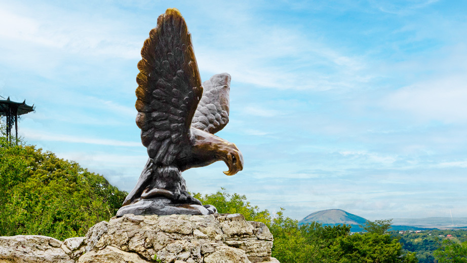 Скульптура орла, терзающего змею, на горе Горячей. Источник: cbr.ru