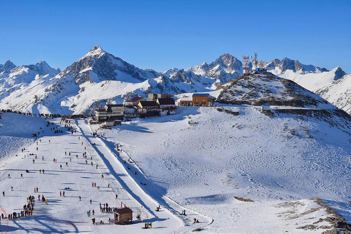 Горнолыжный курорт. Домбай. Источник: pdeminhiker / Shutterstock / FOTODOM