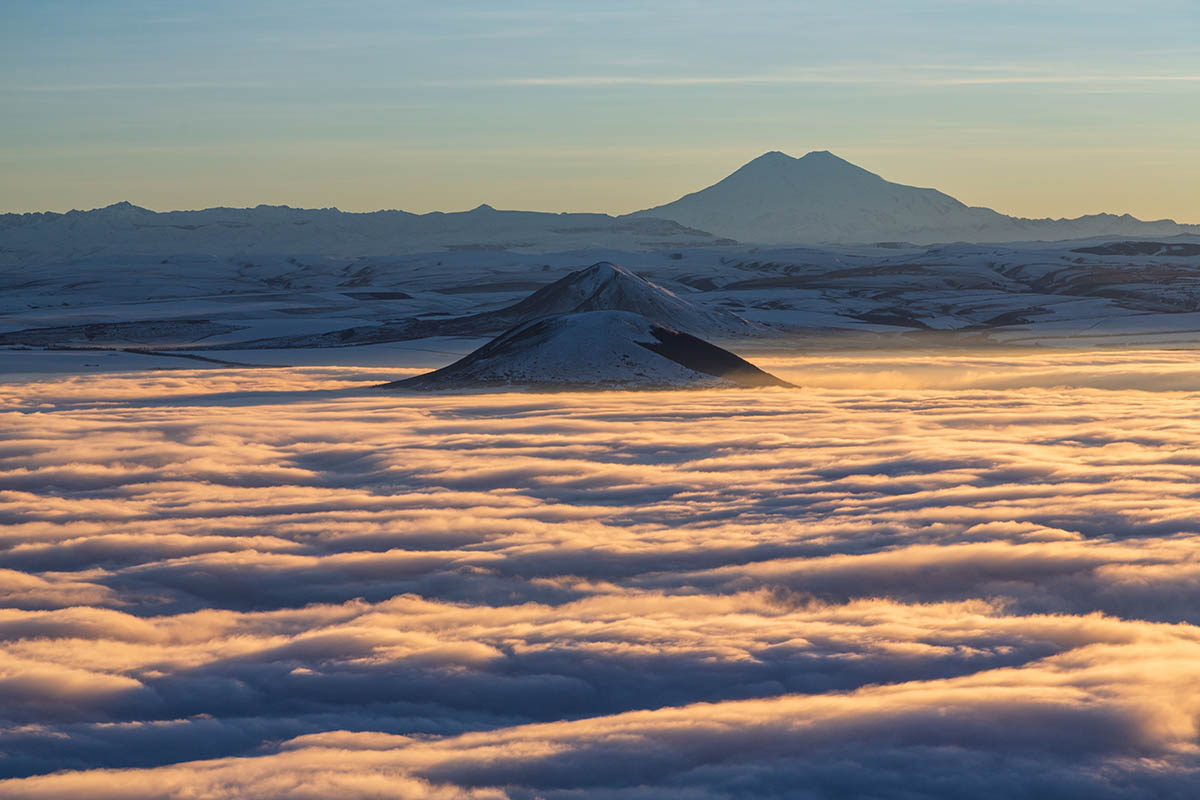 Вид на Эльбрус с горы Машук. Источник: Nastya Smirnova RF / Shutterstock / FOTODOM
