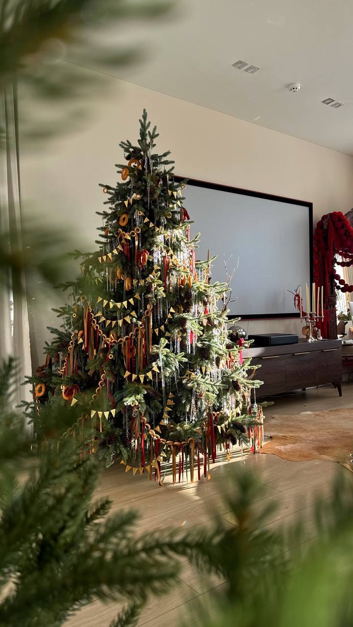 Примеры, как красиво украсить елку. Источник: t.me/kudri_v_oblaka/2545