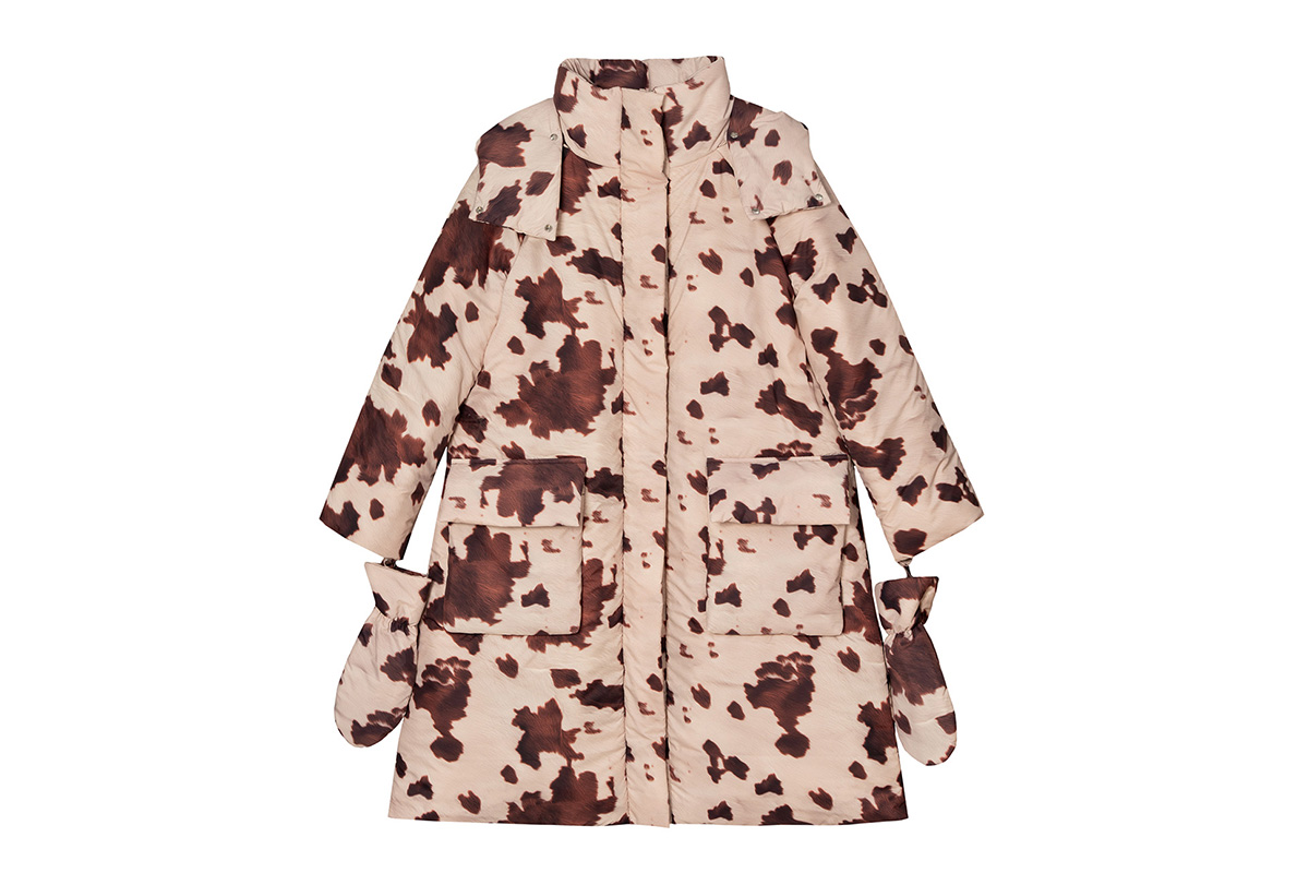 Модный анималистичный принт бренд обыграл по-своему и дополнил пуховик варежками в тон. Источник: commode-shop.ru