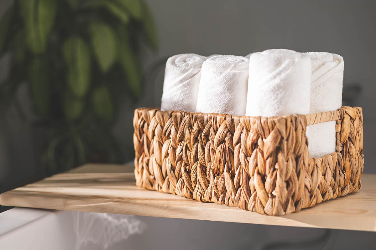  Полотенца в рулонах занимают совсем немного места. Источник: Kostikova Natalia / Shutterstock / FOTODOM