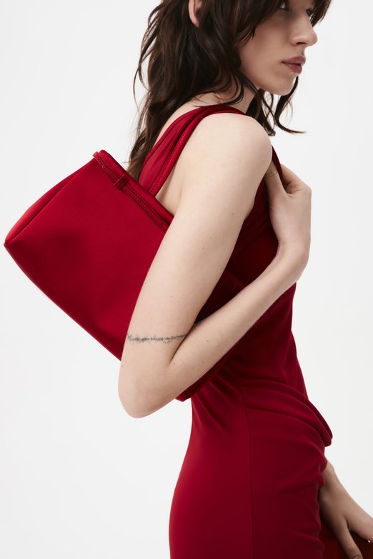 Аксессуары преобразят даже самый простой образ. Источник: limestore.com