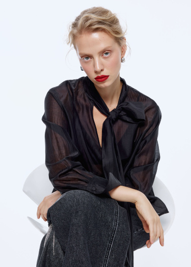 Воздушные рукава, изящные вырезы и прозрачность в топе на новогодний праздник. Источник: sela.ru