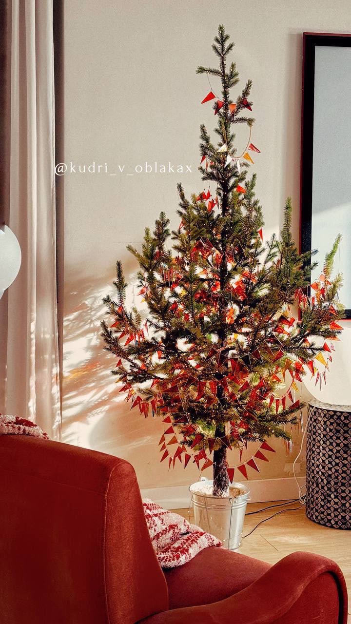 Примеры, как красиво украсить елку. Источник: t.me/kudri_v_oblaka/2545