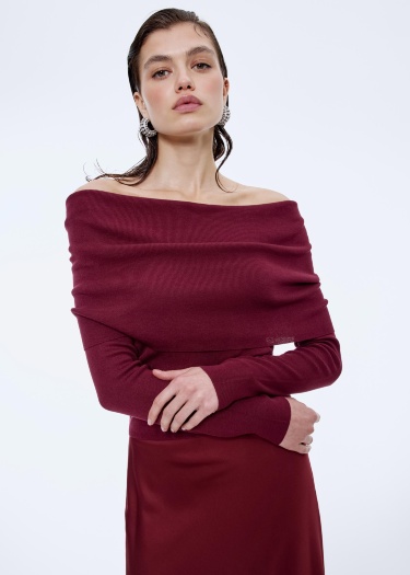 Воздушные рукава, изящные вырезы и прозрачность в топе на новогодний праздник. Источник: sela.ru