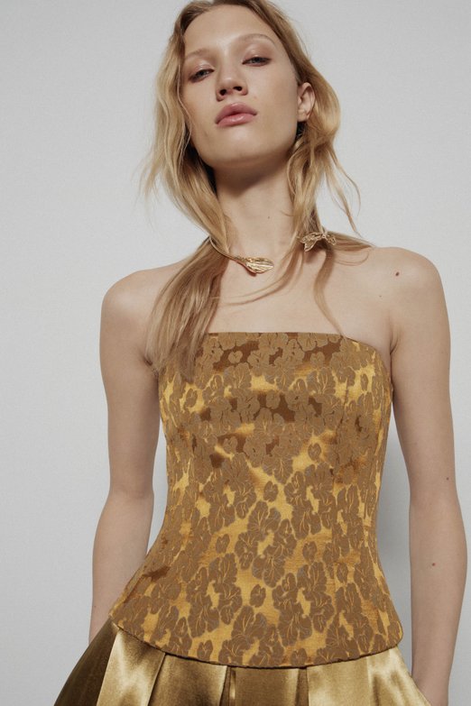 Выбирайте красные, оранжевые, золотые оттенки. Источник: limestore.com