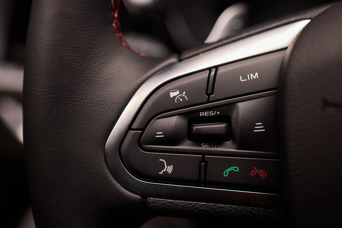 Кнопку не всегда просто обнаружить. Часто она «спрятана» среди других элементов управления. Источник: Vershinin89 / Shutterstock / FOTODOM