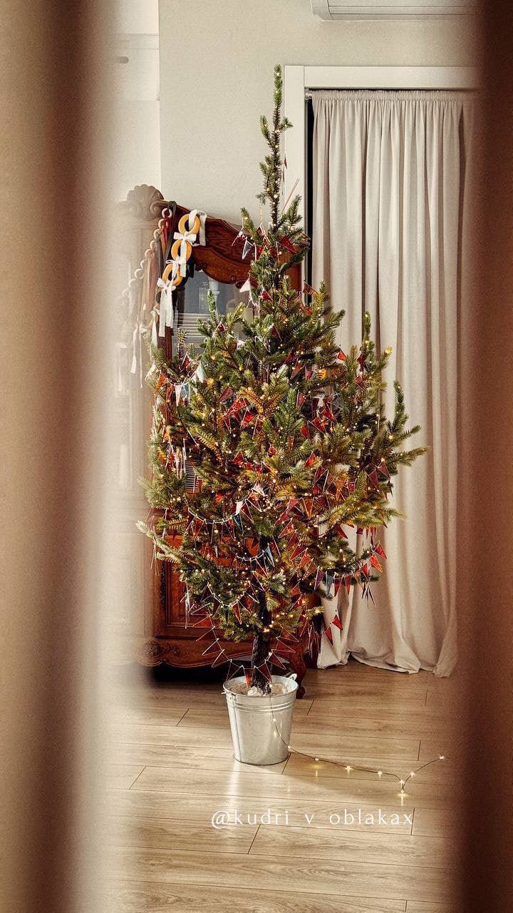 Примеры, как красиво украсить елку. Источник: t.me/kudri_v_oblaka/2545