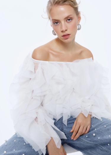 Воздушные рукава, изящные вырезы и прозрачность в топе на новогодний праздник. Источник: sela.ru