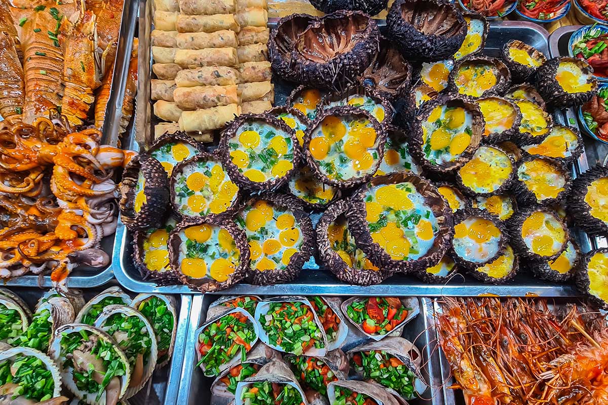 Стрит-фуд в ночном рынке в Дуонг-Донге. Источник: Christopher Moswitzer / Shutterstock / FOTODOM