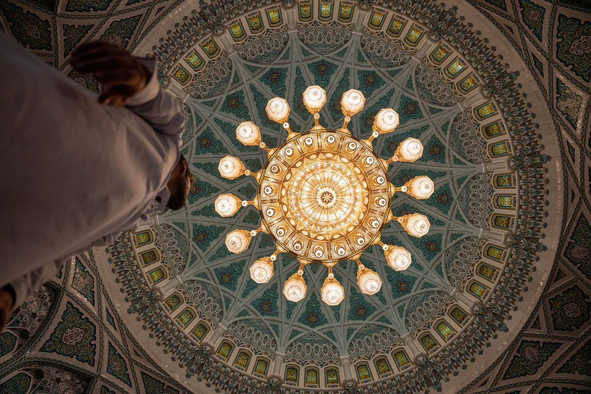 Знаменитая люстра с кристаллами Сваровски в мечети султана Кабуса. Источник: Noah Zastrow / Shutterstock / FOTODOM