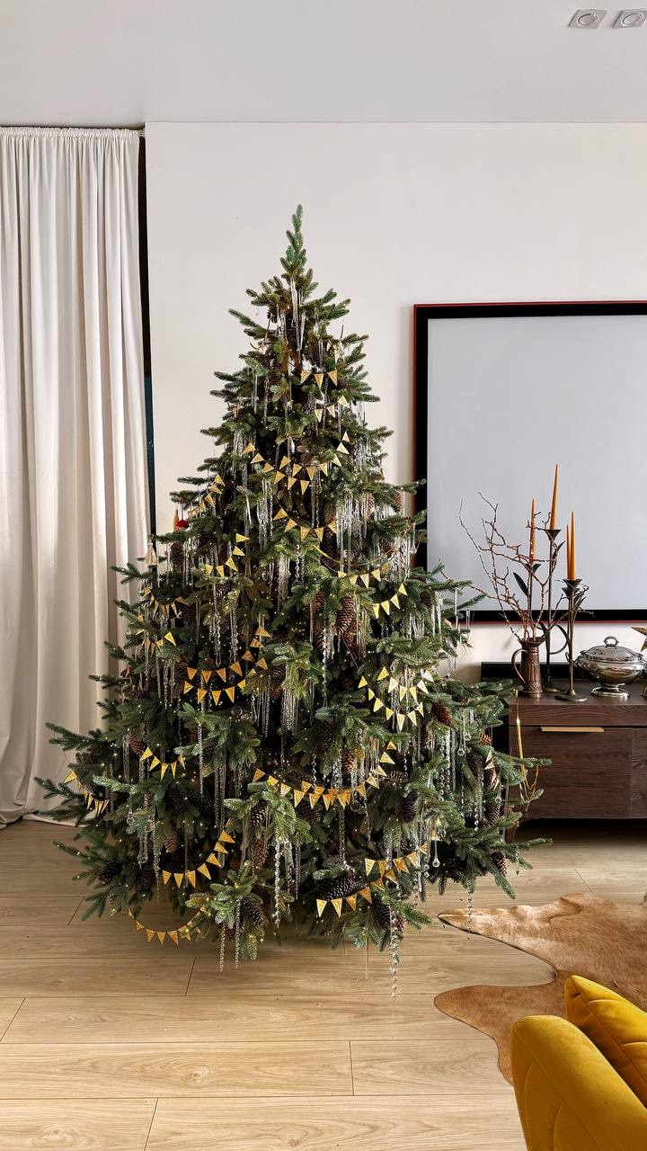 Примеры, как красиво украсить елку. Источник: t.me/kudri_v_oblaka/2545