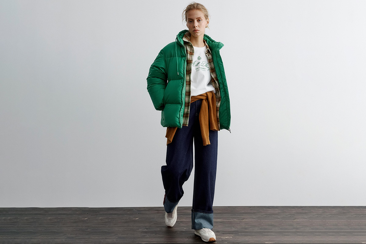 Яркие цвета и модный крой: укороченный пуховик от Sela. Источник: sela.ru