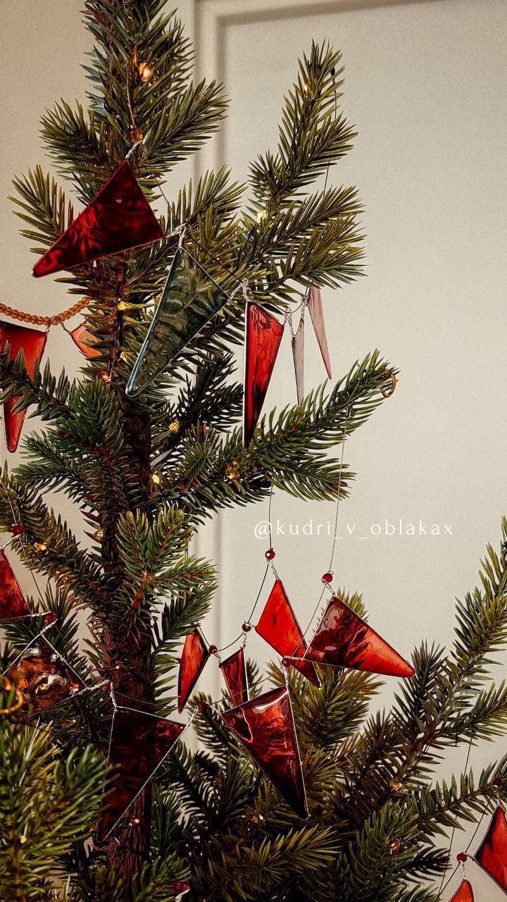 Примеры, как красиво украсить елку. Источник: t.me/kudri_v_oblaka/2545