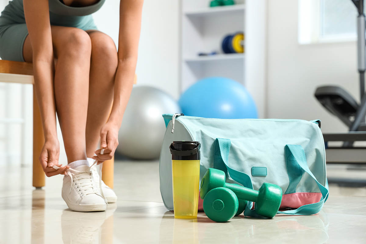 Спортивные аксессуары подойдут для женщины, которая следит за своим здоровьем. Источник: Pixel-Shot / Shutterstock / FOTODOM