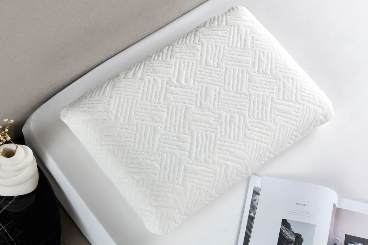 С такой подушкой можно подарить одеяло из термоматериала. Источник: askona.ru