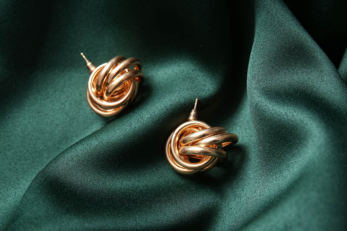 Ювелирный подарок для девушки не должен быть кричащим, но должен говорить о ваших чувствах. Источник: Pixel-Shot / Shutterstock / FOTODOM