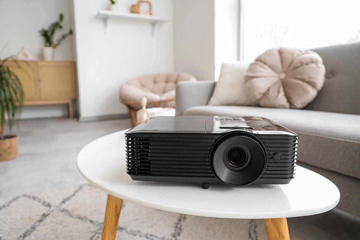 Видеопроектор — романтичный подарок для вечеров вдвоем. Источник: Pixel-Shot / Shutterstock / FOTODOM
