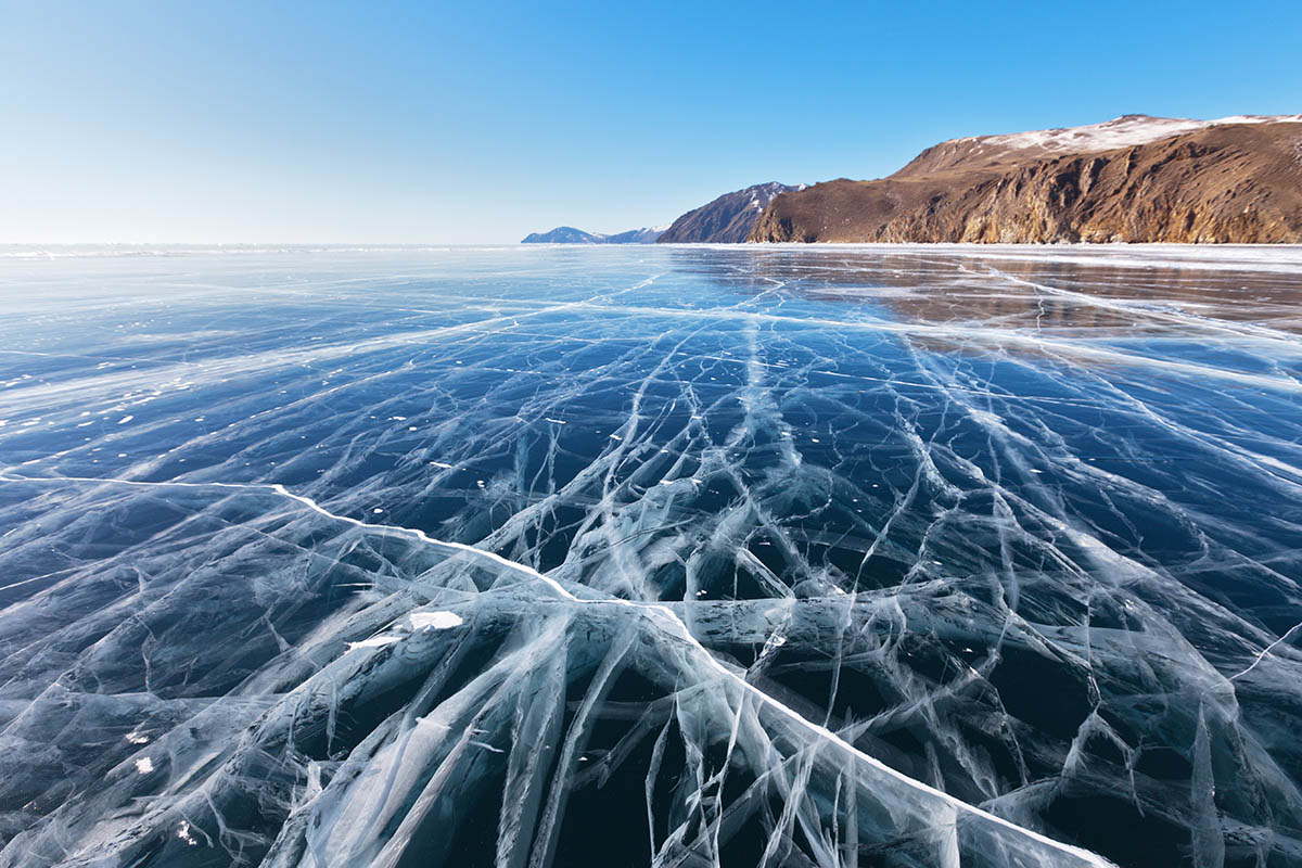 Трещины на льду озера Байкал. Источник: Katvic / Shutterstock / FOTODOM