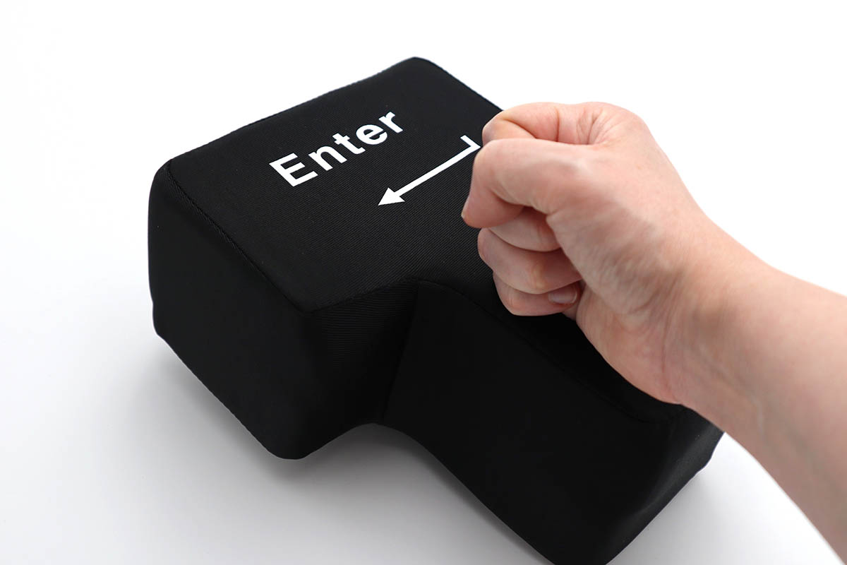 Антистресс подушка Enter с USB-кабелем. Источник: SiljeAO / Shutterstock / FOTODOM